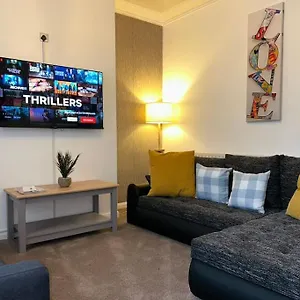 Homely 3 Bed House Halifax Holiday home