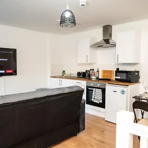 Corporate-friendly 2br In Leeds, Near Kirkstall Shopping Centre Apartment