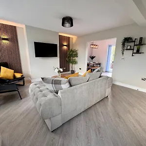 The Perfect Place 3 Bedroom House With Garden And Parking Holiday home