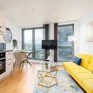 Exclusive - Centre - Free Parking -wifi Netflix- Juliet Balcony Apartment