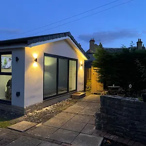 Private And Peaceful Space With Free Parking Apartment